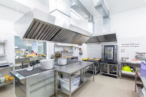 اهمیت و کاربرد هود صنعتی در تجهیزات آشپزخانه صنعتی